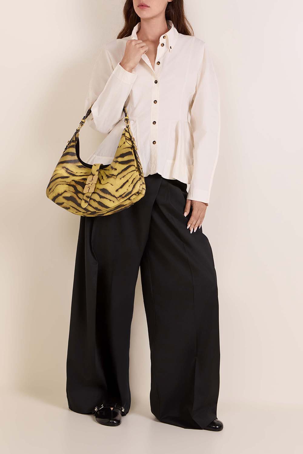 מכנסיים מחויטים בגזרה בינונית